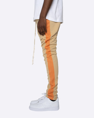 colored sweatpants outfit | Orange pants outfit, Orange outfit, Orange  joggers outfit